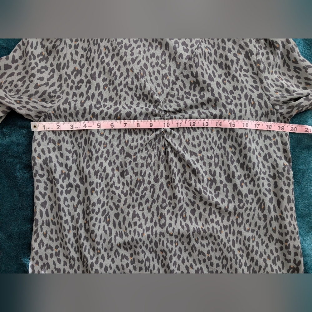 LOFT Women's Size M Gray Leopard Print Top - Picture 4 of 10